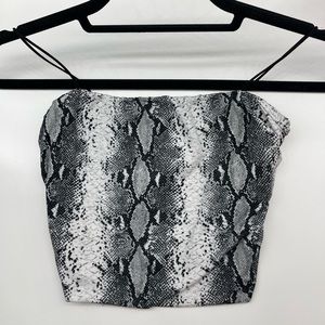 cute black and white snake print crop top! 🤍
